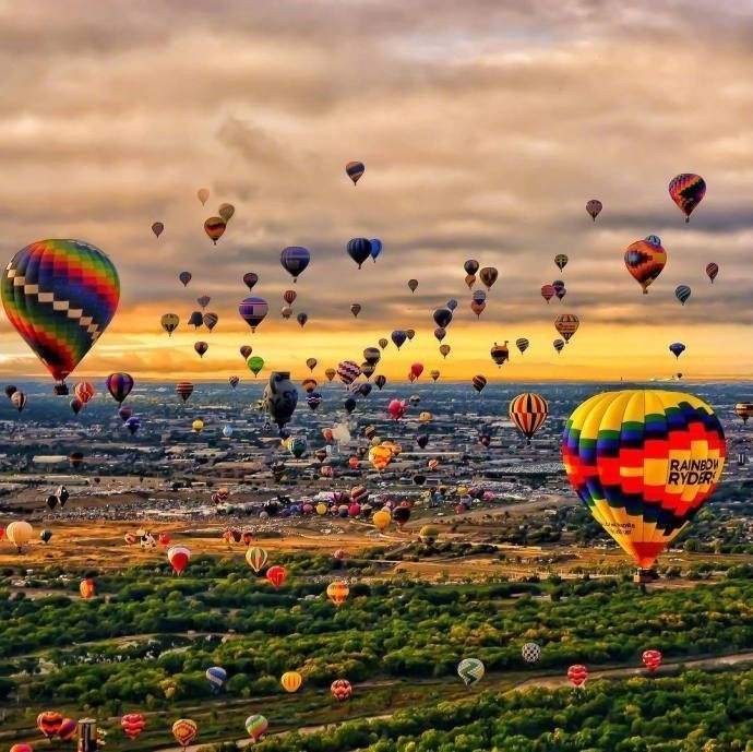 几张飘在天空的热气球图片 唯美图片 第2张