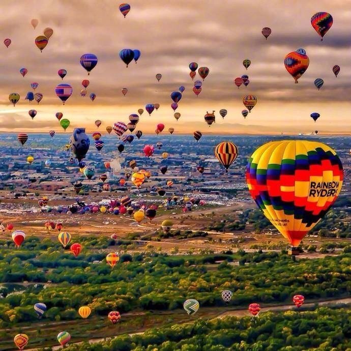 几张飘在天空的热气球图片 唯美图片 第6张