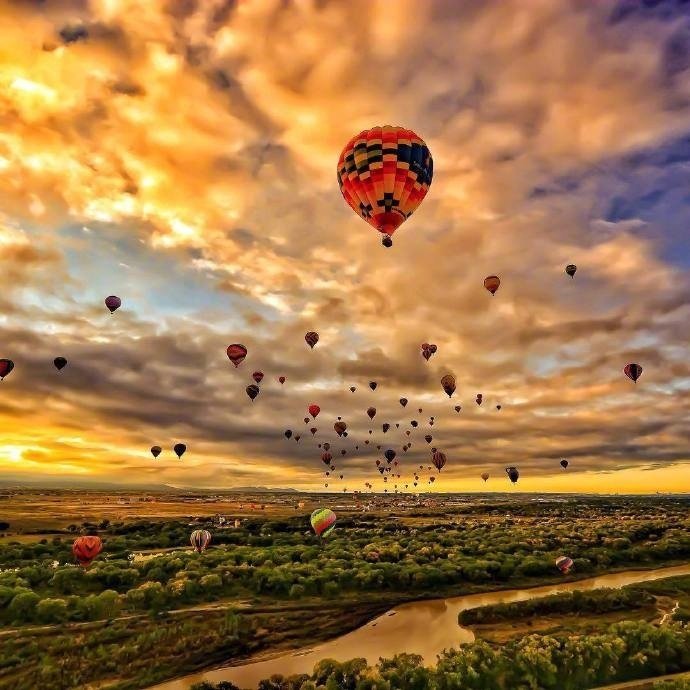 几张飘在天空的热气球图片 唯美图片 第4张