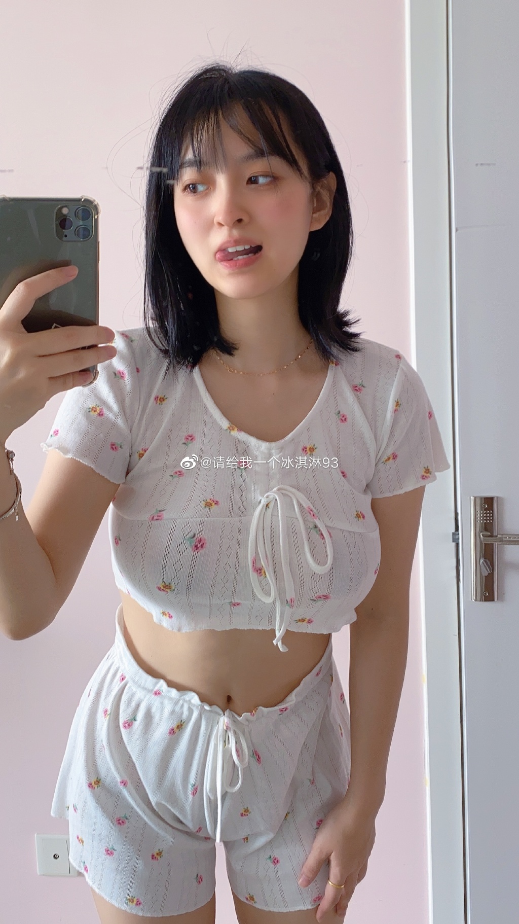 微博妹子@请给我一个冰淇淋?