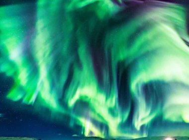 “龙极光”席卷冰岛夜空