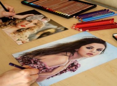 双手灵巧的艺术家同时用两只手绘制写实的铅笔肖像