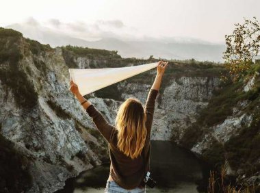 音乐推荐：《Never Our Fault》Lucas Estrada