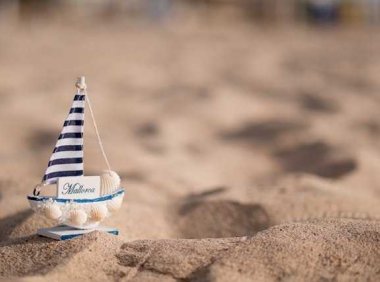 经典语录：世界宽广，大到行走不尽；世界之小，小到和过往一再重逢