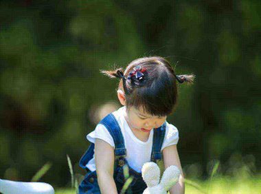 一棵树摇动另一棵树，一朵云推动另一朵云