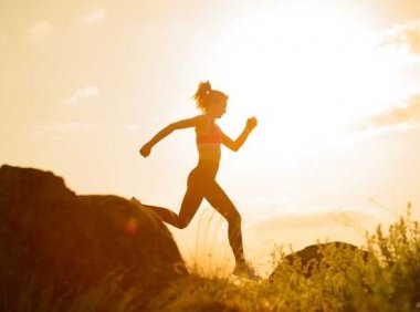 为什么我们走路时双臂伸直,而跑步时双臂弯曲?