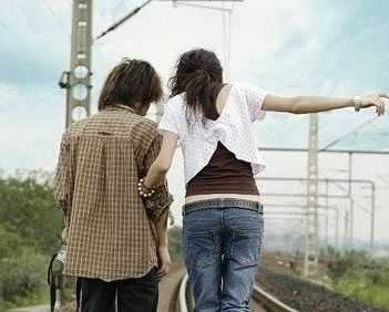 她好像对他们的爱情更加坚定了