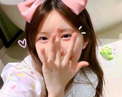 秋天女学生头像请签收，高级封神友谊文案短句。