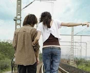 她好像对他们的爱情更加坚定了