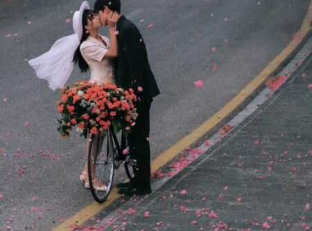 夜读美文:无论爱谁,其实都是爱自己。