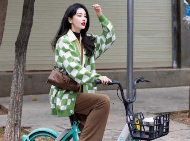 为什么建议少穿“瑜伽裤”出门?看完这3组素人街拍图,你就懂了