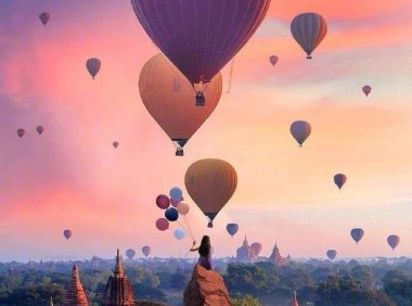 几张飘在天空的热气球图片