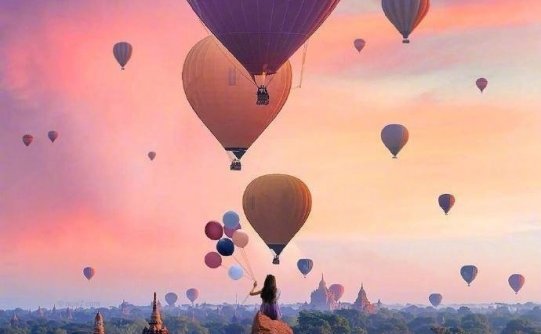 几张飘在天空的热气球图片