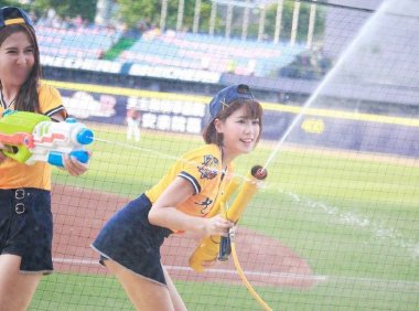 [网络正妹]安打安打全垒打！中信兄弟啦啦队正妹「陈波波」清新短发下「波涛汹涌」！