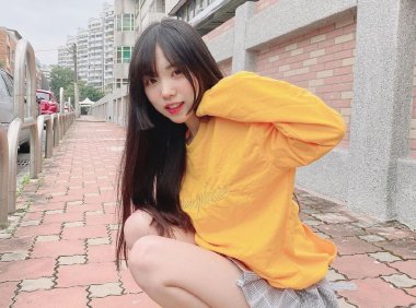 [网络正妹]玲珑可爱「人气小只马」赵兔兔，纤细美腿盖不住！