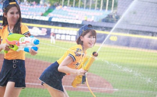 [网络正妹]安打安打全垒打！中信兄弟啦啦队正妹「陈波波」清新短发下「波涛汹涌」！